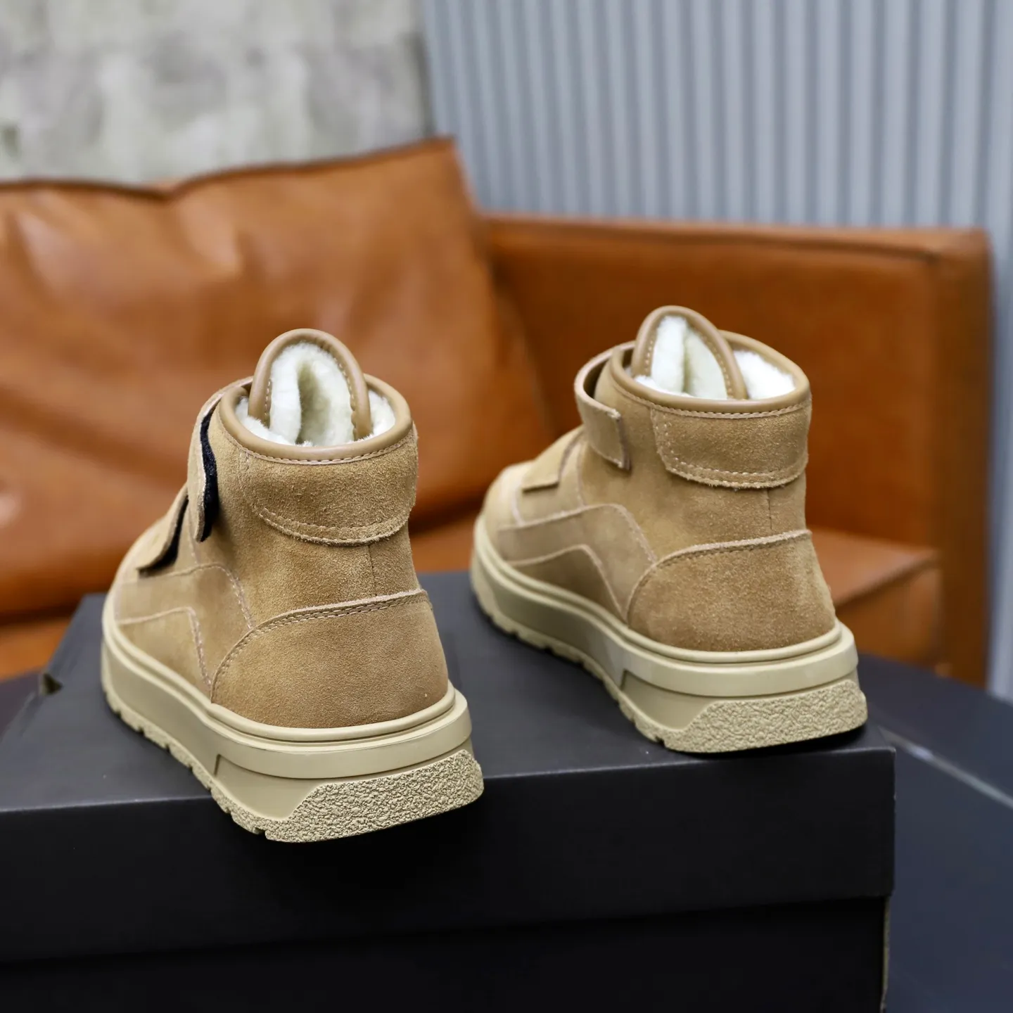 Ex-factory price: 600💰Thick wool imported from Australia Brand: UGG genuine purchase Size: 39-44 Grade: Official website 1:1 Material: First layer of genuine leather waterproof and antifreeze upper Real wool lining Original non-slip soft wear-resistant outsole Style category: Men's casual shoes Trendy style Comfortable on the feet Color: Official website color synchronization